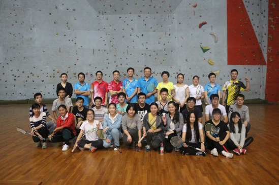 德赢官网院直党支部与“结对”学生党支部羽毛球友谊赛顺利举行