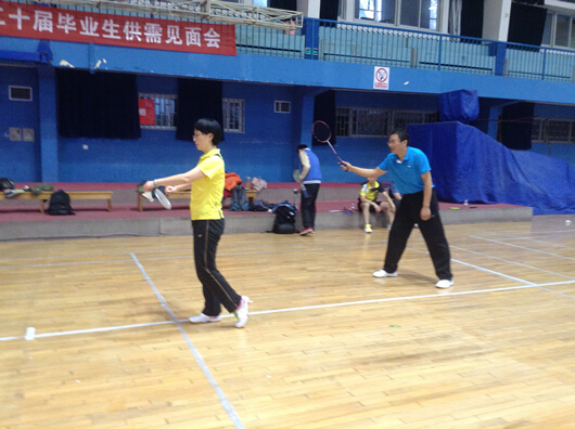 德赢官网师生羽毛球友谊赛顺利举行