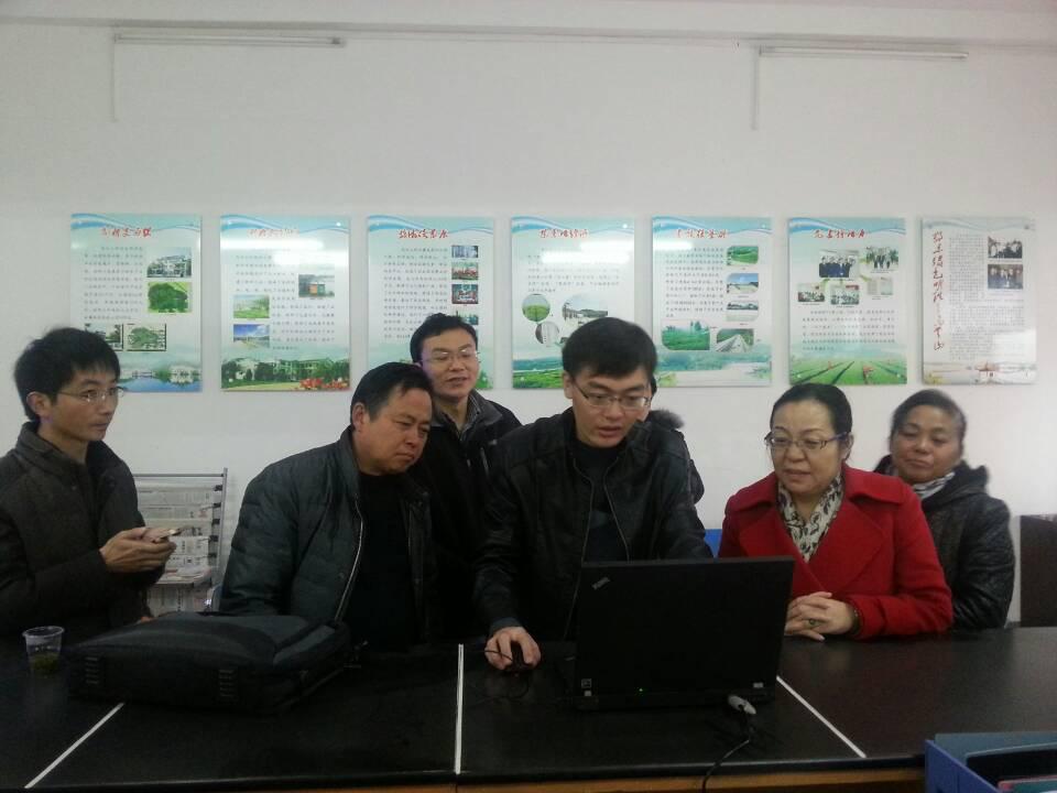 德赢AC米兰中国官方网站为理论热点“面对面”对点帮扶单位英山县乌云山赠送电脑