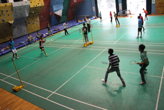 德赢官网院直党支部与“结对”学生党支部羽毛球友谊赛顺利举行