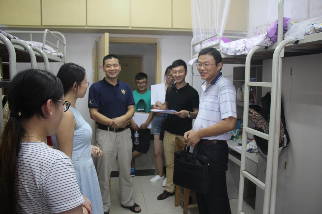 德赢官网领导深入新生宿舍走访慰问