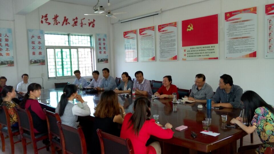 贴心指导农民致富——德赢官网“理论热点面对面”专家组赴英山县乌云山村开展“农家乐”经营讲座