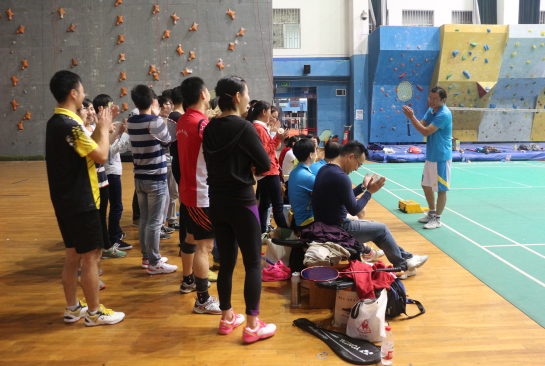 德赢官网院直党支部与“结对”学生党支部羽毛球友谊赛顺利举行