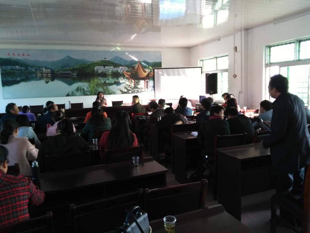 德赢官网“理论热点面对面”专家组赴乌云山村进行心理帮扶