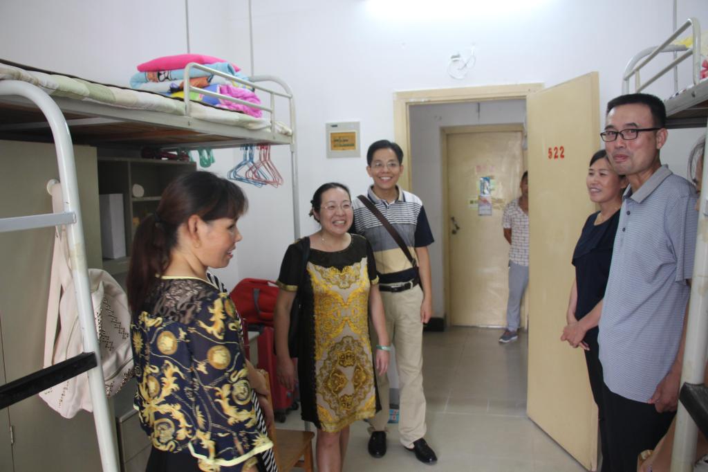 德赢官网领导深入新生宿舍走访慰问